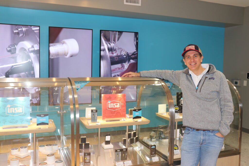 Peter Gallagher, Insa